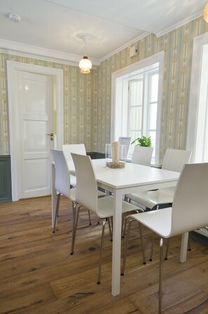 Superior Apartment, 3 Bedrooms (Þingholtsstræti 7) | Makan dalam bilik
