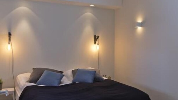 Two-Bedroom Basement Apartment - Bókhlöðustígur 6A | Blendingsgardiner, strykejern/-brett, wi-fi (inkludert) og sengetøy