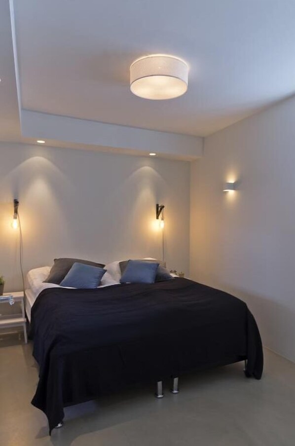 Two-Bedroom Basement Apartment - Bókhlöðustígur 6A | Tende oscuranti, ferro/asse da stiro, Wi-Fi gratuito, lenzuola