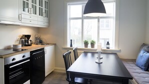 Leilighet, terrasse (Bókhlöðustígur 6a) | Eget kjøkken | Kaffetrakter/tekoker, ovn, kokeplater og vannkoker