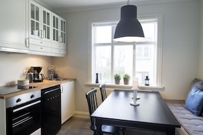 Appartamento, patio (Bókhlöðustígur 6a) | Cucina privata | Forno, piano cottura, macchina per tè/caffè, bollitore elettrico