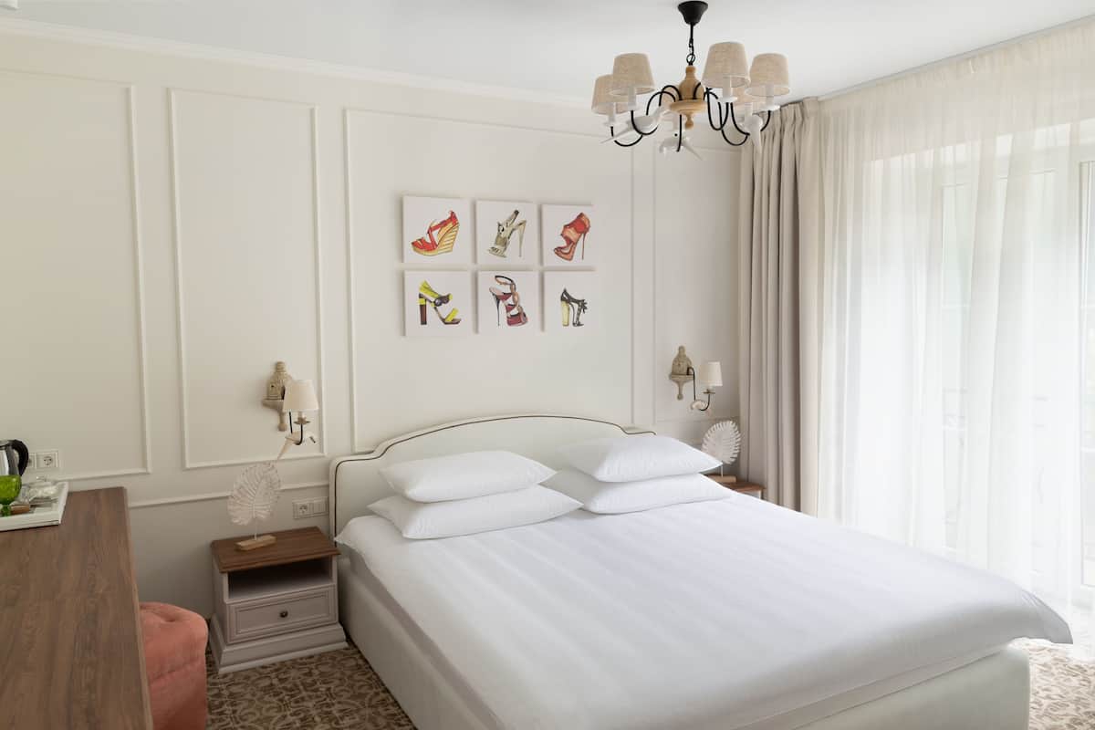 Luxury Suite, 1 Bedroom, Non Smoking, Courtyard View | In-room safe, individually decorated, individually furnished, desk