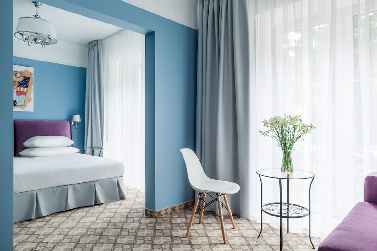 Deluxe Studio Suite, 1 King Bed | In-room safe, individually decorated, individually furnished, desk