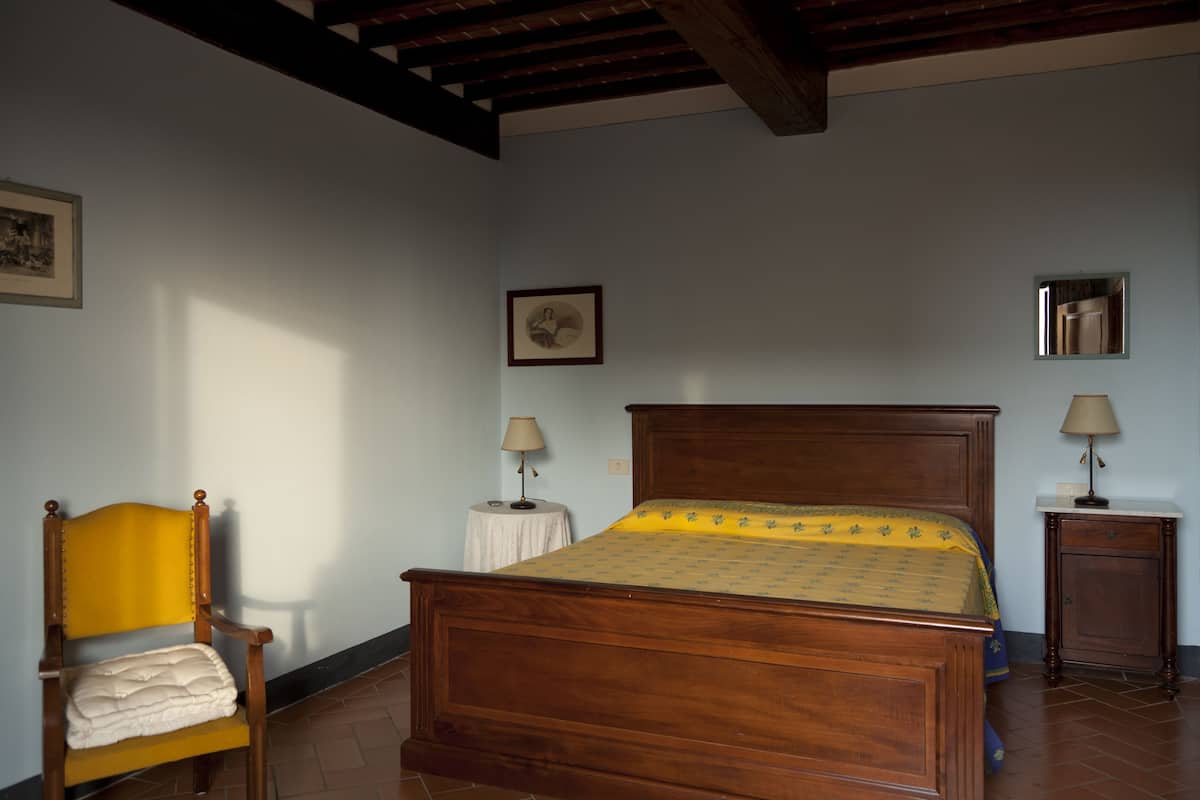Free cots/infant beds, rollaway beds, free WiFi, bed sheets