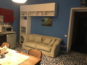 Una televisión de pantalla plana