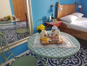 Bullidora elèctrica, trona i utensilis de cuina, vaixella i coberteria 