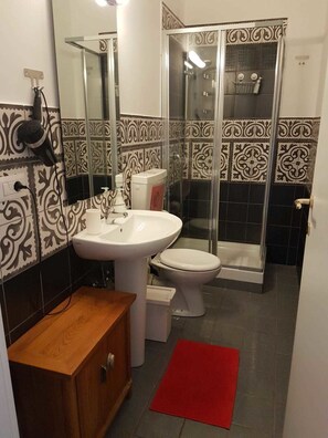 Escriptori, cortines opaques i planxa i posts de planxar 