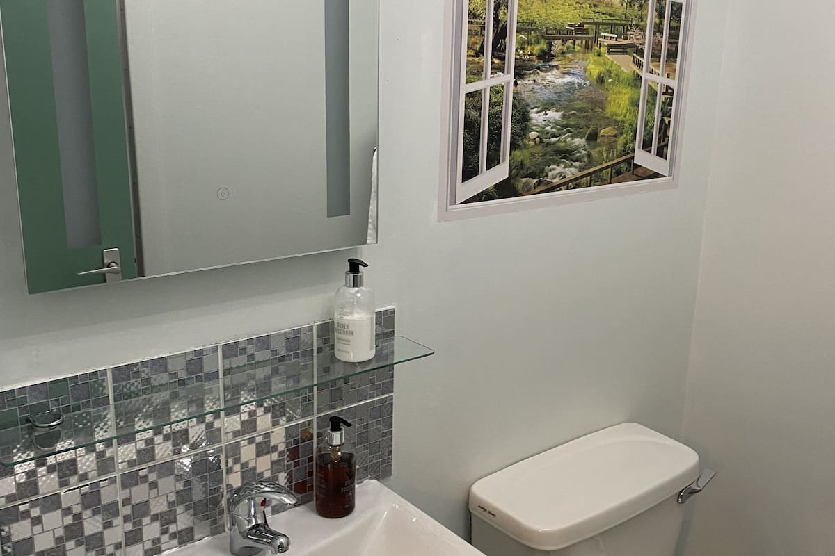 standard twin room | bathroom | bathtub, free toiletries, hair dryer, towels