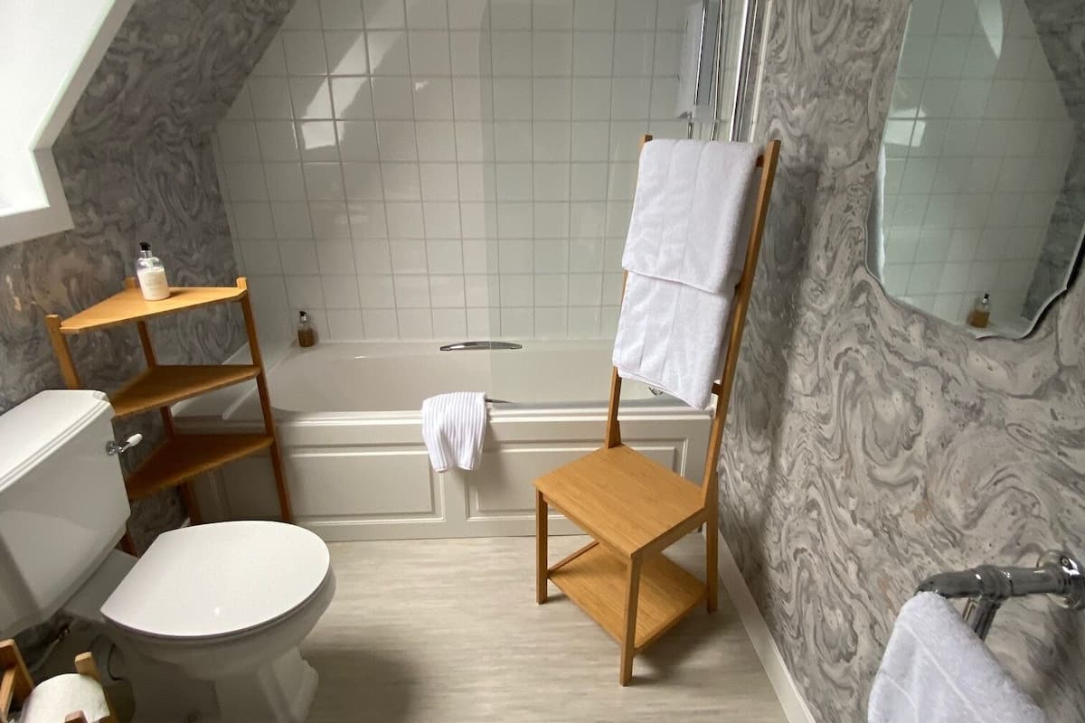 superior double room | bathroom | bathtub, free toiletries, hair dryer, towels
