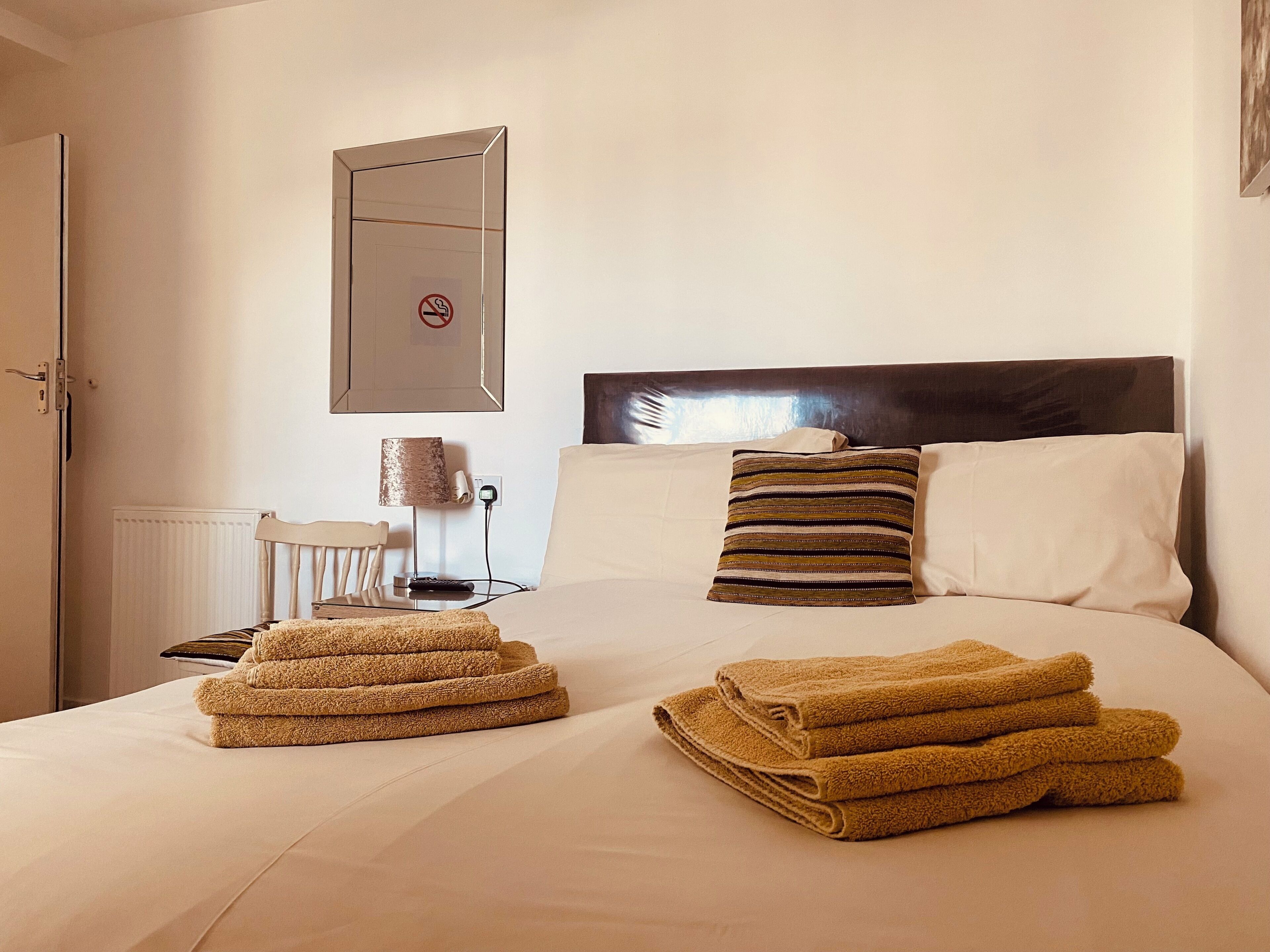 Økonomi-dobbeltrom, privat bad (Room 2) | Wi-fi (inkludert) og sengetøy