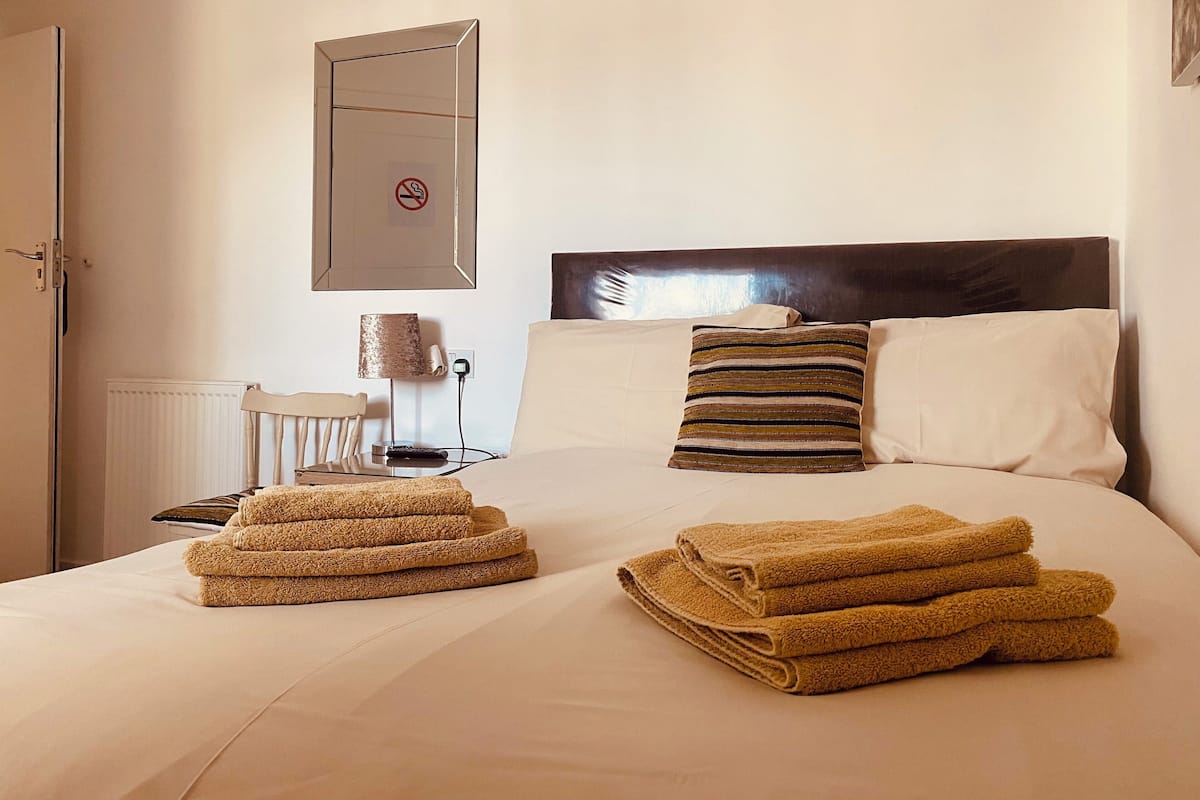 Økonomi-dobbeltrom, privat bad (Room 2) | Wi-fi (inkludert) og sengetøy