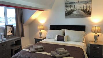 Quarto casal conforto | Wi-Fi de cortesia, roupa de cama