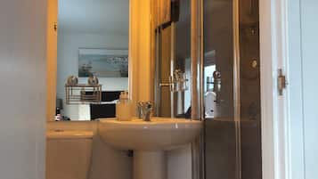 Habitación básica doble | Baño | Regadera, secadora de cabello, toallas