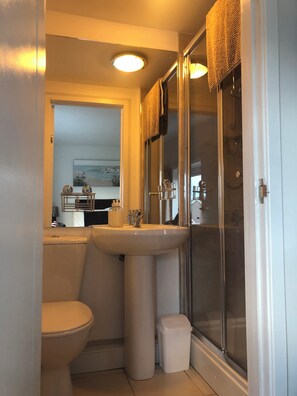 Phòng đôi cơ bản | Phòng tắm | Buồng tắm vòi sen, máy sấy tóc, khăn tắm 