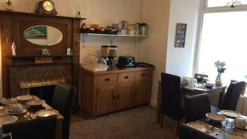 Café da manhã completo todos os dias mediante uma taxa