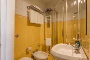 Apartment, 1 Bedroom | Bathroom | Shower, rainfall showerhead, hair dryer, towels