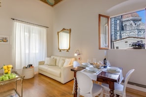 Apartment, 1 Schlafzimmer | Wohnbereich | Fernseher