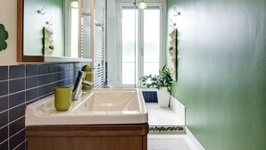 Estudio | Baño | Ducha, artículos de higiene personal gratuitos, secador de pelo y bidé