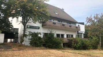 Ein zweistöckiges Gebäude mit einem Schild, auf dem "Landbrot am Gaulberg" und "Hotel Restaurant" stehen.