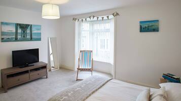 Luxury House, Multiple Beds, Non Smoking | 3 bedrooms, soundproofing, iron/ironing board, free WiFi