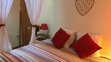Cottage (Mauzac) | Individually decorated, individually furnished, desk, iron/ironing board