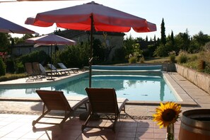 Seasonal outdoor pool, pool umbrellas, sun loungers - Puech Blanc (Fayssac)