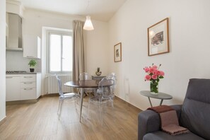 Appartement, 1 chambre | Restauration dans la chambre