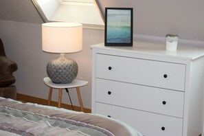 2 chambres, fer et planche à repasser, lit de bébé portatif