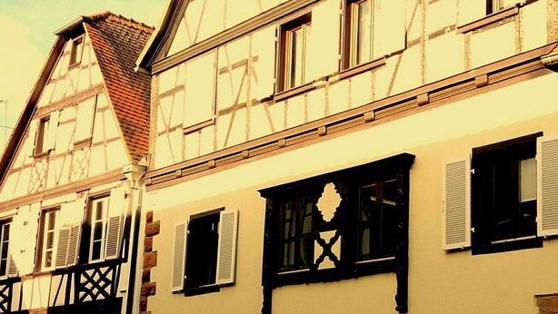 Il s’agit d’un bâtiment traditionnel à colombages, doté de nombreuses fenêtres et d’un toit à forte pente.