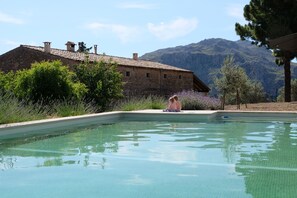 Piscine extérieure, parasols de plage, chaises longues