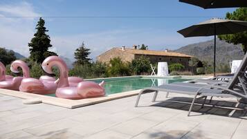 Kolam renang outdoor, dengan payung kolam renang dan kursi berjemur