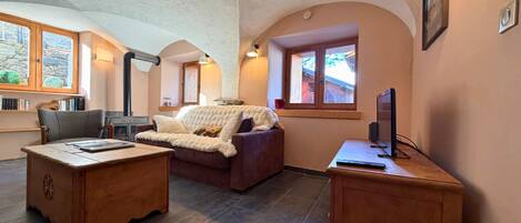 Televisión y chimenea