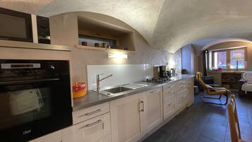 Geladeira, micro-ondas, lava-louças