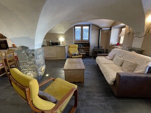 TV, fireplace - Authentic vaulted apartment renovated in St Martin, 2 bedrooms, 4 pers, close to slopes (Saint-Martin-de-Belleville-Les Menuires)