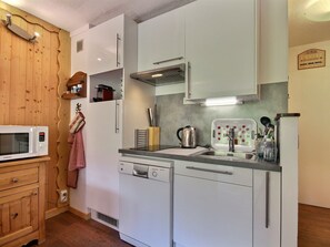 Kühlschrank, Mikrowelle, Geschirrspüler