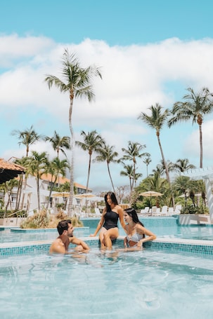 2 piscinas externas, funciona das 9h às 21h, barracas, guarda-sóis