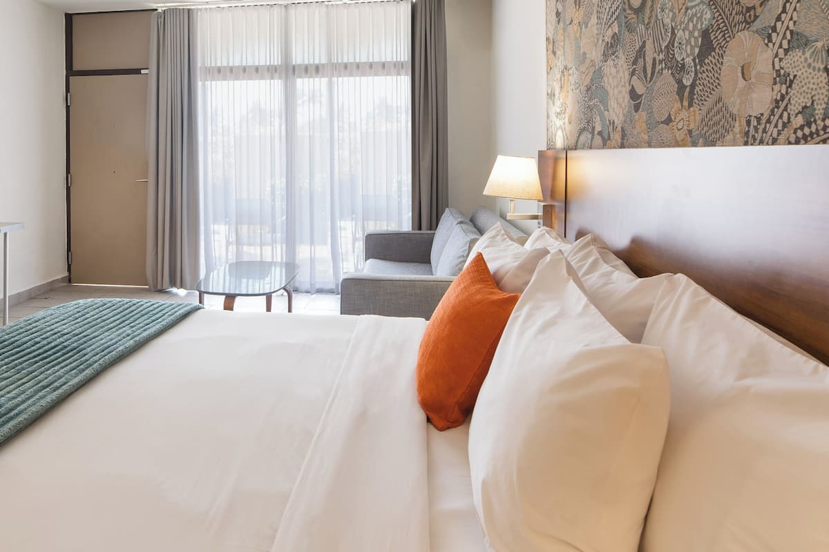 Room, 1 King Bed, Non Smoking (Garden View)