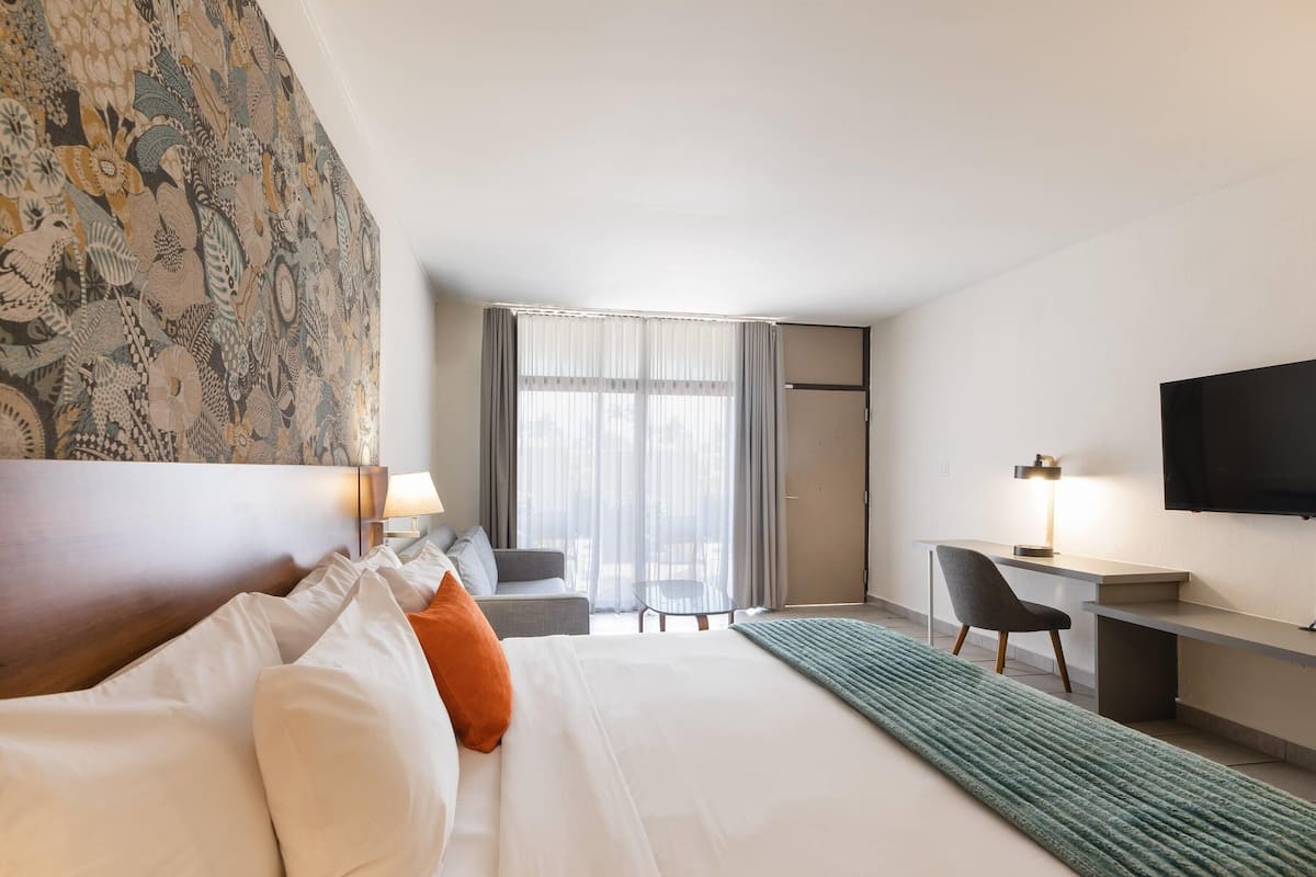 Room, 1 King Bed, Non Smoking (Garden View) | 1 bedroom, premium bedding, pillow-top beds, in-room safe