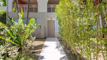 Suite familiar, varias camas, para no fumadores, vista al jardín (Playa Collection) | Vista desde la habitación