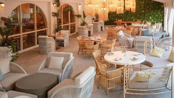 5 restaurants; breakfast, lunch, dinner and brunch served