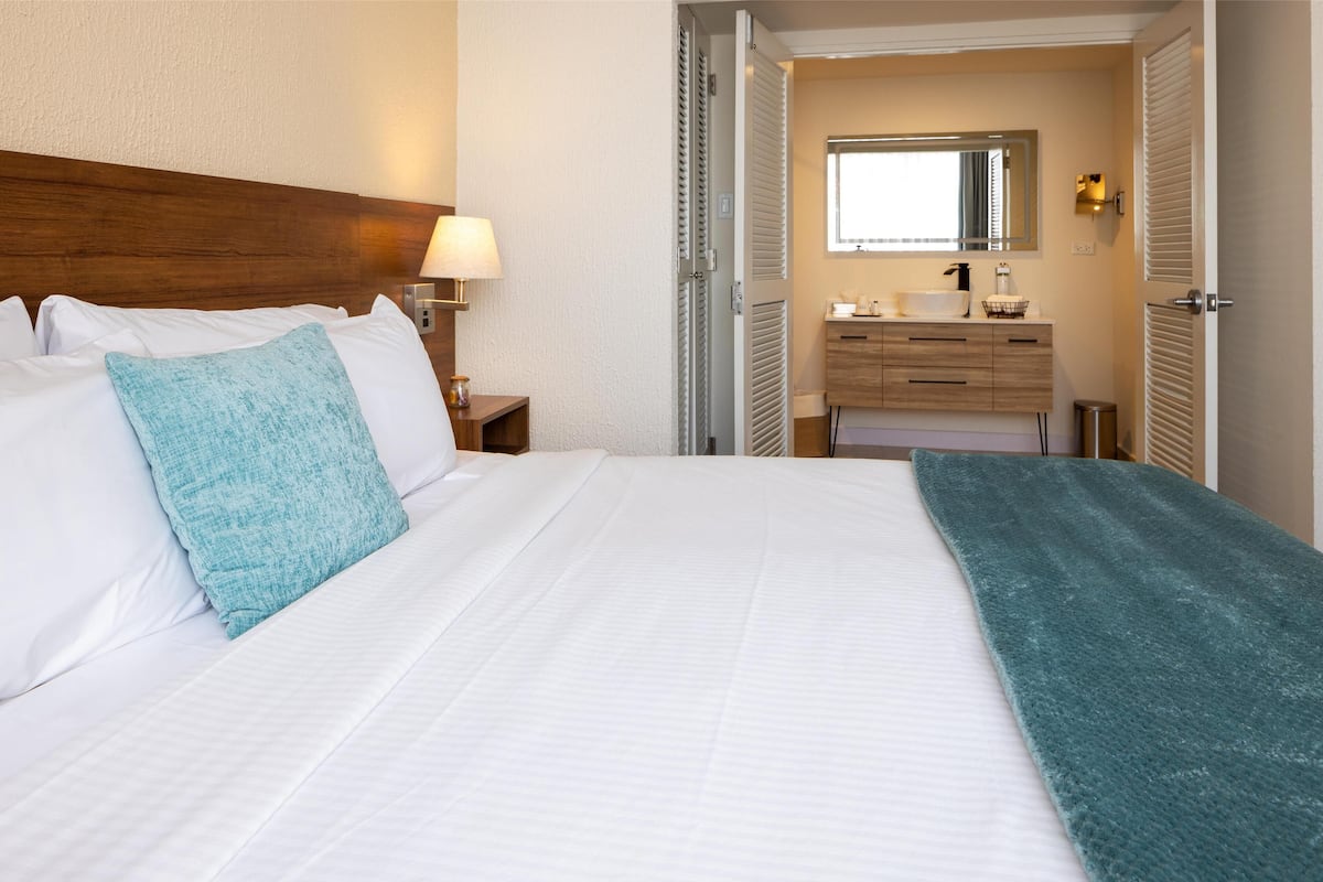 Premium bedding, pillowtop beds, in-room safe, individually furnished