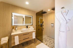 Suite - 1 kingsize-seng - udsigt over resort (Playa Collection) | Badeværelse | Kombination af bruser/badekar, gratis toiletartikler, hårtørrer