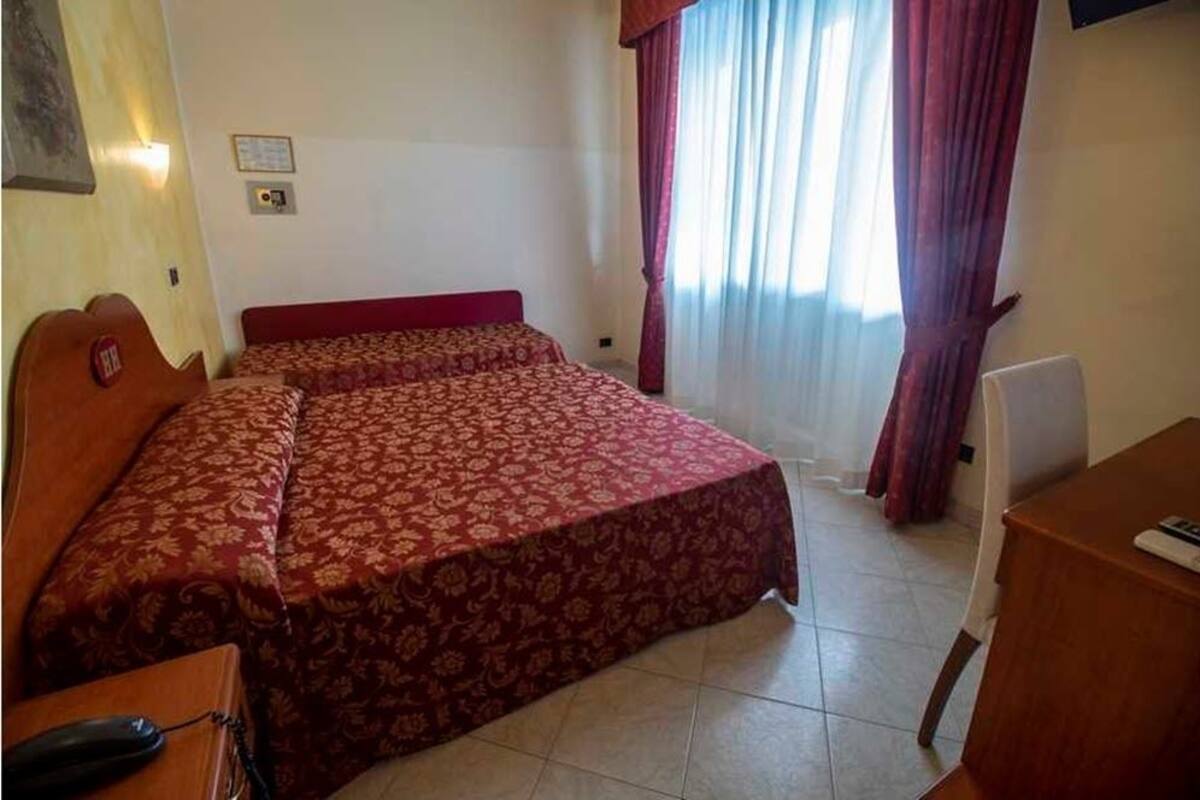 Minibar, cunas gratuitas, wifi gratis y ropa de cama