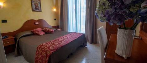 Deluxe kamer, 1 twee- of 2 eenpersoonsbedden, balkon | Een minibar, gratis babybedden, gratis wifi, beddengoed