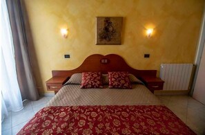Minibar, free cots/infant beds, free WiFi, bed sheets - Hotel Hervè (Massa)