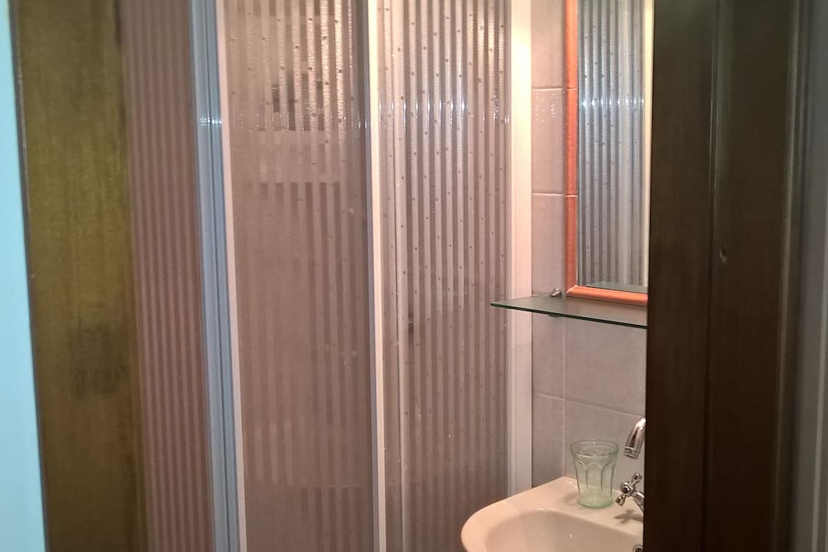 Habitación doble estándar, 1 cama Queen size, para no fumadores, planta baja | Baño | Regadera, regadera tipo lluvia, amenidades de baño gratuitas