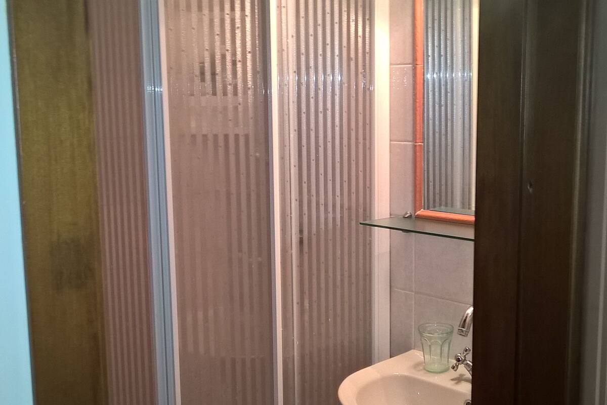 Standard Double Room, 1 Queen Bed, Non Smoking, Ground Floor | Bathroom | Shower, rainfall showerhead, free toiletries, hair dryer