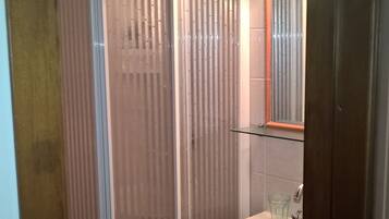 Chambre Standard double, 1 grand lit, non-fumeur, rez-de-chaussée | Salle de bain | Douche, douche cascade, articles de toilette (gratuits)