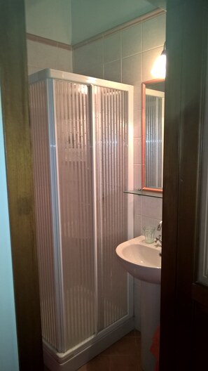 Standard Double Room, 1 Queen Bed, Non Smoking, Ground Floor | Bathroom | Shower, rainfall showerhead, free toiletries, hair dryer - B&B Luna (Syracuse)