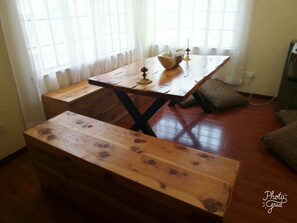 Exclusive-Apartment | Essbereich im Zimmer